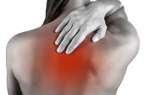 Болит спина в области лопаток: почему и что делать?