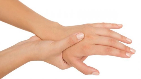Почему кончики пальцев рук немеют: причины и методы лечения
