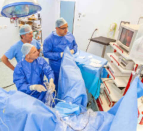 Хирурги проводят операцию по удалению опухоли