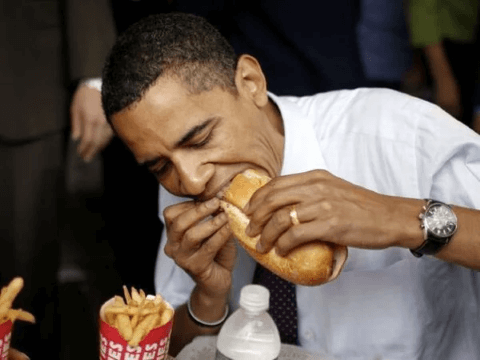 Обама ест гамбургер