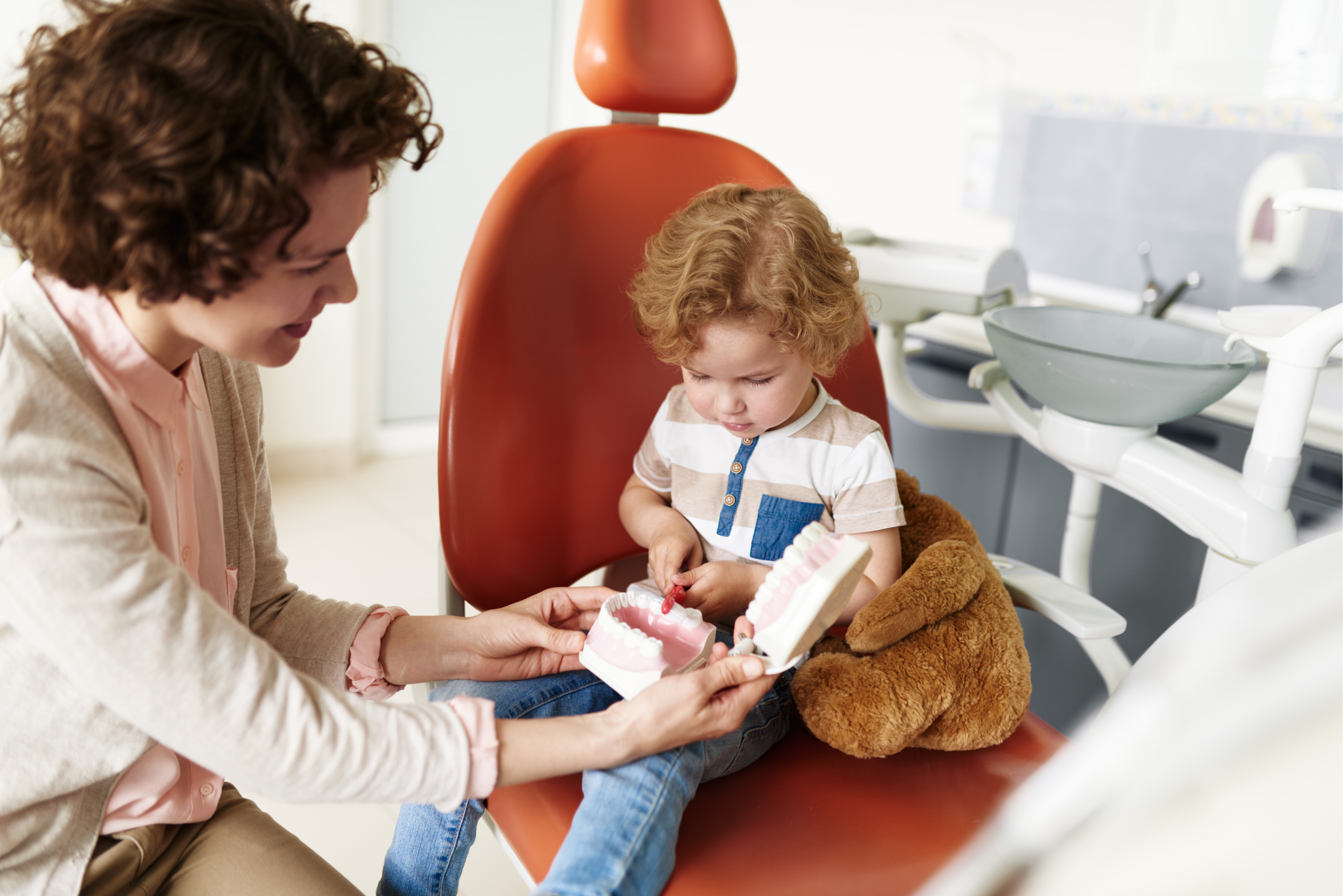 Показания и противопоказания для чистки зубов детям